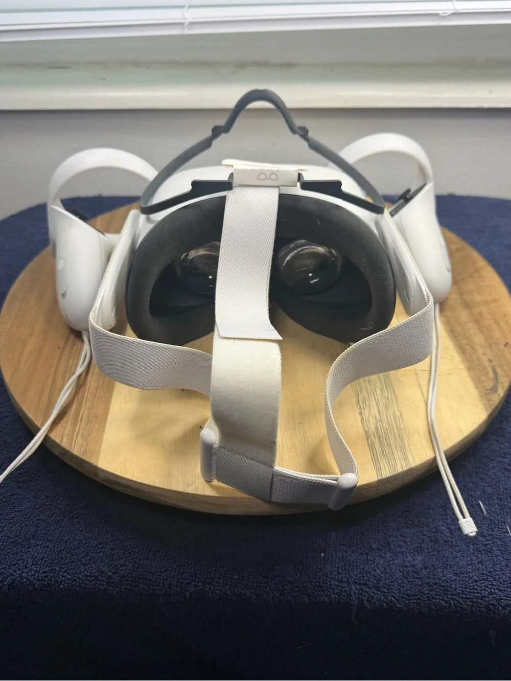 Oculus VR 64 GIG With Controllers And New Charging Stand By Nexigo